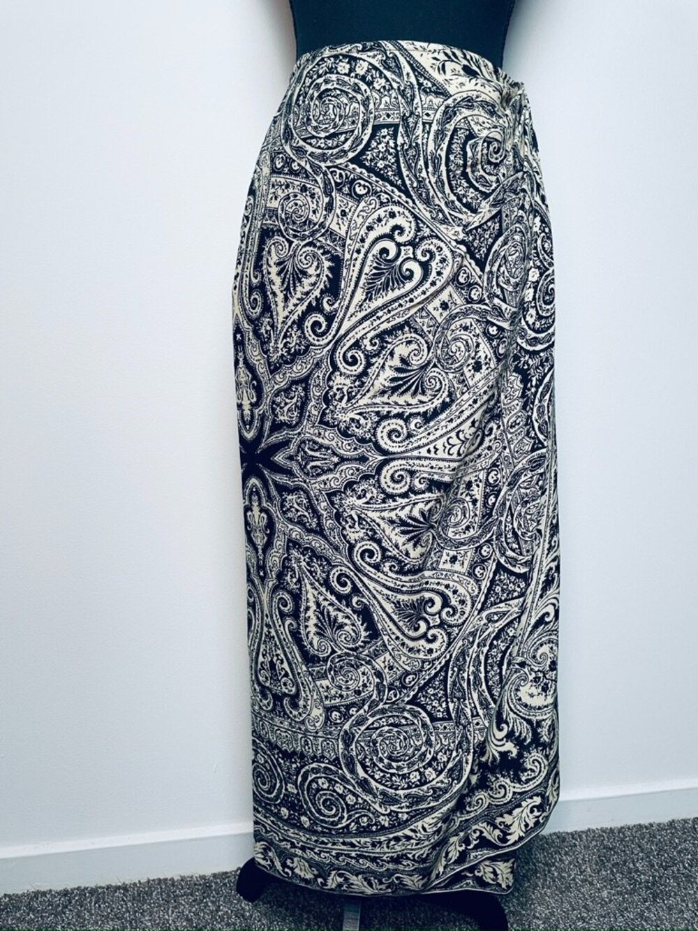 UNGARO Vintage 100% wool paisley maxi skirt, Made in Hong Kong